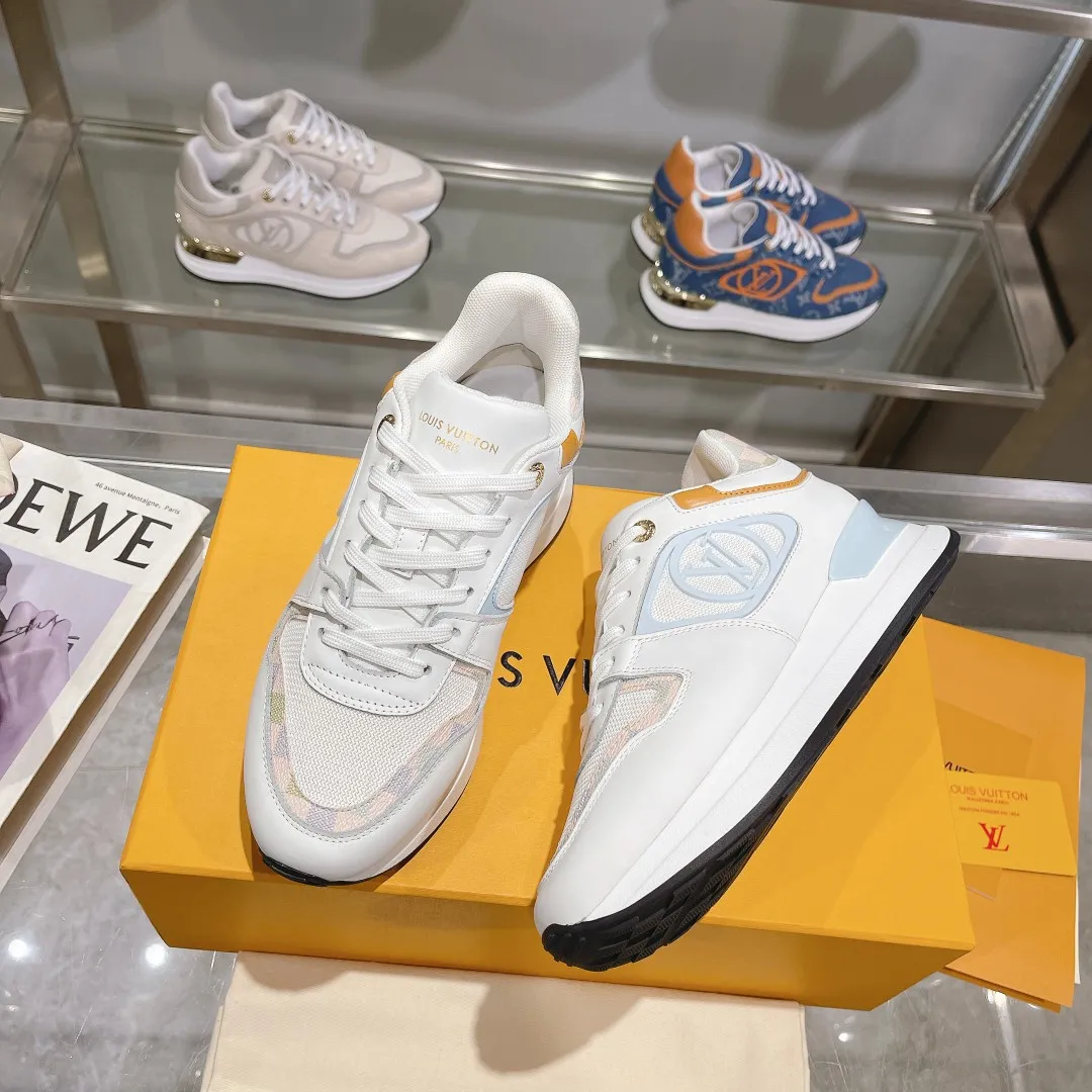 [L Family] P: 760💰Size 35-42 for women, 39-46 for men, (41.42 for women, 45.46 for men, customized) .LV Donkey Brand 🔥🔥LOUIS VUITTON Louis Vuitton's official website synchronizes the 2025 autumn and winter couple's models, which are now on the market, this Neo Run Away sneakers are inspired by running shoes, integrating LV's iconic must-have shoes into the trend. This version is a 1:1 replica of the original version. It is made of two-tone calfskin to highlight its simple lines and unique wedge outsole. Key details include the LV initials on the side and an engraved gold heel stabilizer on the back plus a 2cm hidden insole.